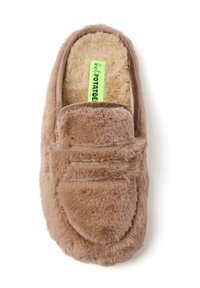 Chausson en fausse fourrure marron avec un design de mocassin, présentant des accents cousus et une doublure intérieure douce. Étiquette verte visible à l'intérieur.