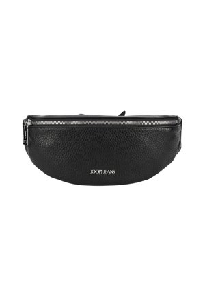 Schwarze Leder-Gürteltasche mit strukturiertem Oberflächenmaterial, silbernem Reißverschluss und Markenlogo. Kurvenförmiges Design mit flachem Boden für Stabilität.