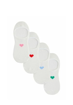 Quattro paia di calzini bianchi invisibili, ognuno con un piccolo cuore rosa, rosso, blu o verde centrato vicino alla parte superiore.