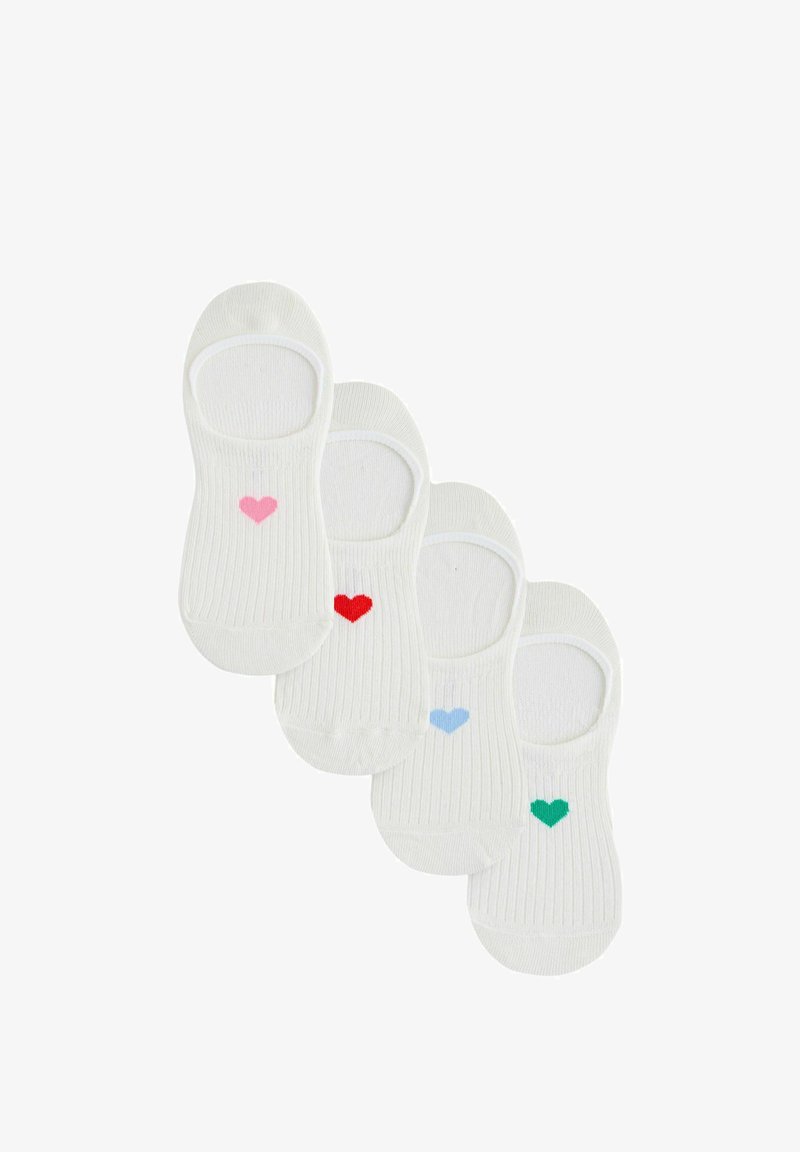 Štyri páry bielych ponožiek bez viditeľného okraja, každé s malým srdiečkom v ružovej, červenej, modrej alebo zelenej farbe umiestneným približne v strede pri vrchu.