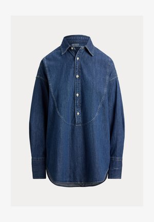 Cămașă de denim de culoare albastru închis, cu nasturi în față, guler ascuțit, mâneci lungi și un detaliu unic curbat la spate.