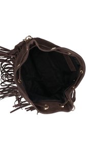 Borsa in suede marrone con dettagli a frange, hardware dorato e fodera in tessuto nero. Design con apertura superiore che rivela un ampio interno.