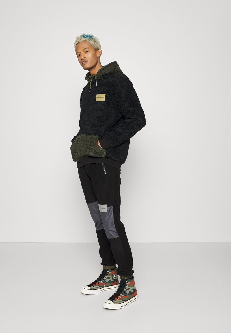 Herren Trainingsanzüge | Denim Project PANTS Jogginghose black/schwarz - UF33412 Herren Trainingsanzüge | Denim Project PANTS Jogginghose black/schwarz - UF33412