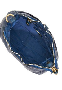 Blaues Lederhandtasche mit einem goldenen Reißverschluss und Beschlägen. Das Innere verfügt über ein einfarbiges dunkelblaues Stofffutter. Die Tasche hat eine abgerundete Form.