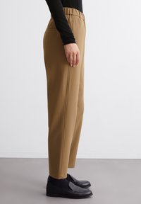 Marc O'Polo JOGGER STYLE WAIST - Cargohose - melted nougat