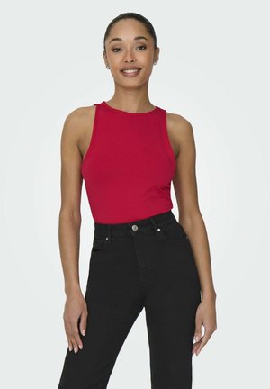 Rød ærmeløs top lavet af blødt stof, parret med højtaljede sorte jeans. Simpel design uden synlige mønstre eller hardwaredetaljer.