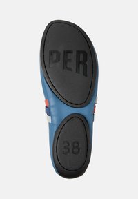 Suela de zapato de cuero azul con superficie de goma negra, grabado "PER" y tamaño "38". Presenta acentos de color y una forma redondeada.