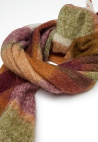 Écharpe en laine multicolore avec une texture douce. Teintes de violet, orange, vert et crème dans un motif rayé. Bords légèrement effilochés.