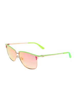 Occhiali da sole sottili con montatura in metallo, lenti sfumate rosa e accenti verde brillante sulla parte superiore della montatura e sulle estremità delle aste.