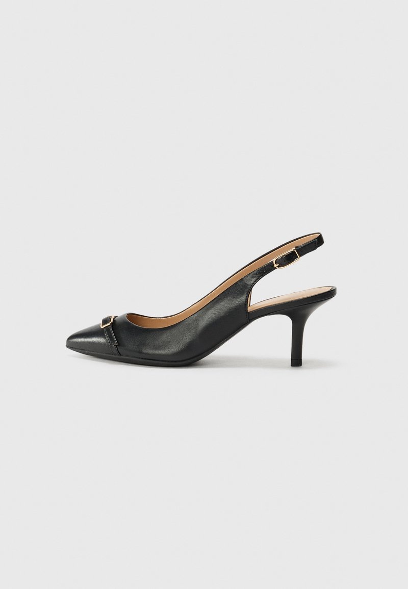 Chaussure à talon haut en cuir noir à bout pointu avec bride arrière, petite boucle dorée sur la bride avant et bride de cheville réglable.