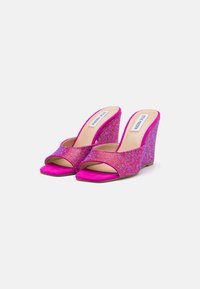 Wedges ouvertes roses avec une tige en tissu texturé, ornées d'accents scintillants, dotées d'une large lanière avant et d'un haut talon compensé.