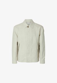 Chaqueta ligera beige con cuello puntiagudo, un botón superior visible, cierre frontal oculto y dos bolsillos delanteros con solapa.