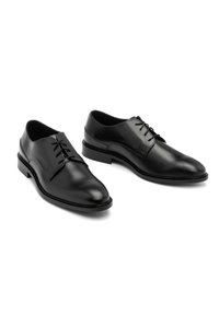 Scarpe eleganti in pelle nera con finitura liscia, punta tonda e lacci sottili. Suola nera robusta con un leggero tacco. Design minimalista.