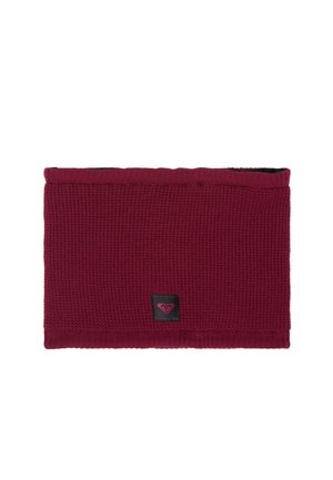 Cuello de punto color granate con textura de gofre y una pequeña parche negro con un logo de corazón rosa en el centro inferior.