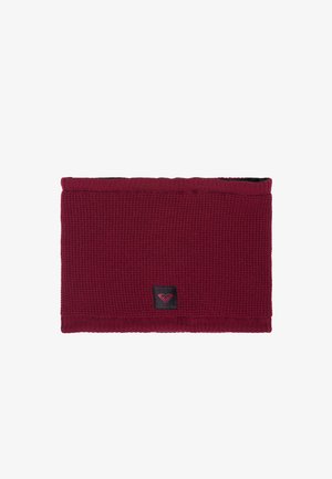 Cuello de punto color granate con textura de gofre y una pequeña parche negro con un logo de corazón rosa en el centro inferior.
