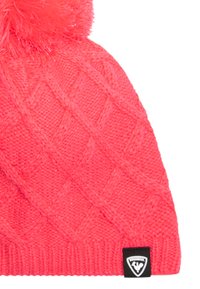 Berretto lavorato a maglia rosa con un motivo a diamante testurizzato e un pom-pom morbido sulla cima. Presenta un'etichetta nera con il logo Rossignol alla base.