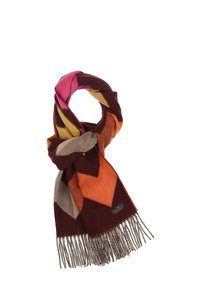 Bufanda de punto multicolor con patrones geométricos en burdeos, naranja, rosa y beige, con detalles de flecos y una etiqueta de marca.