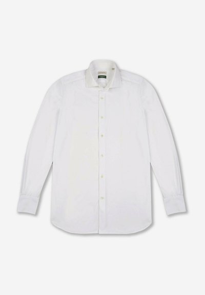 Camicia bianca a maniche lunghe realizzata in tessuto liscio, con chiusura a bottoni sul fronte, colletto ampio e orlo arrotondato. I bottoni sono di un verde chiaro.