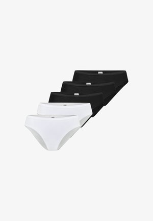 Twee witte en drie zwarte damesbikini's, verspringend gerangschikt in een rij op een witte achtergrond.