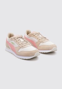 Zapatillas de tela en beige y rosa con puntera de ante, lados de malla y suela de goma. Presentan cordones y un sutil logo en el lateral.