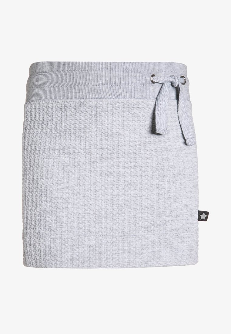 Jupe tricotée gris clair avec un motif texturé, taille à cordon ajustable, et une étiquette noire avec un accent en forme d'étoile blanche.