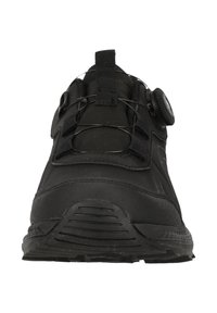 Mustat urheilukengät, joissa on verkkopintainen ja synteettinen päällinen, pyöreä kärki, joustavat nauhat ja säätöpyörä istuvuuden säätämiseksi. Karhennettu pohja.