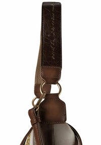 Brauner Lederschulterriemen mit strukturierter Oberfläche, ausgestattet mit goldfarbenen Beschlägen und einer geprägten Inschrift entlang der oberen Kante.