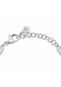 Bracciale in argento con chiusura a moschettone, presenta maglie allungate e un'etichetta circolare con un dettaglio a foglia. Texture liscia e finitura lucida.