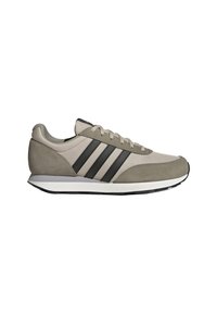 Sneaker gris et beige avec des rayures noires, semelle blanche et design à lacets, vu de côté sur un fond blanc.