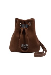 Bolsa de ante marrón con cordón, detalles en negro y una correa para el hombro. Presenta un logo plateado en la parte frontal y un acabado suave y texturizado.