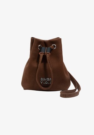 Bolsa de ante marrón con cordón, detalles en negro y una correa para el hombro. Presenta un logo plateado en la parte frontal y un acabado suave y texturizado.