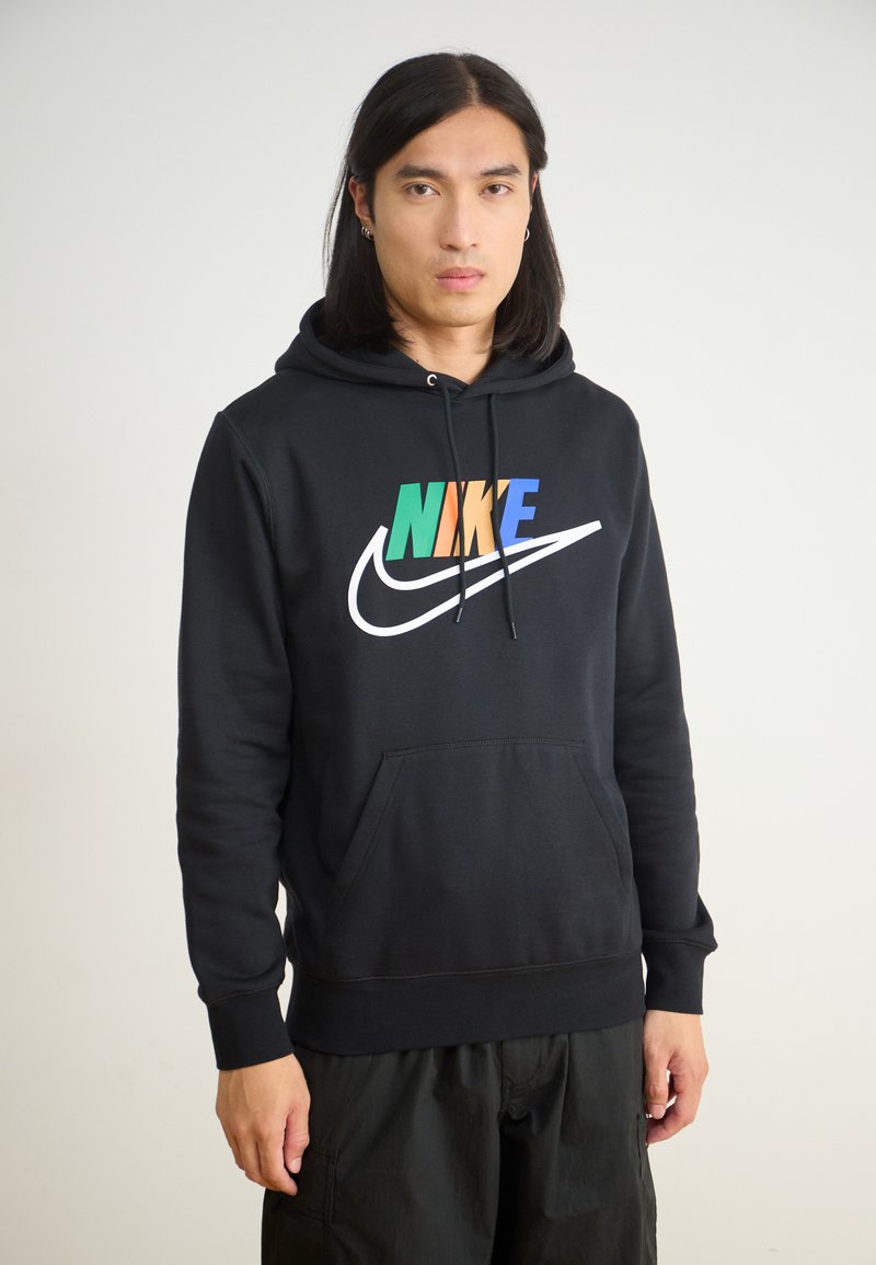 Felpa nera con cappuccio e un logo "NIKE" colorato insieme a uno swoosh bianco. Presenta una tasca frontale e stringhe sul cappuccio.