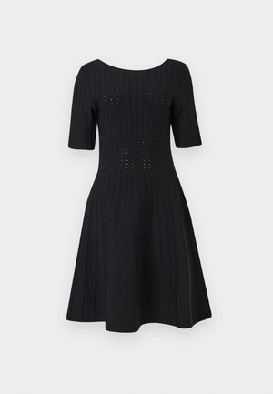 Fekete térdig érő ruha rövid ujjakkal, testhezálló derékrésszel és függőleges szemlyukmintával az egész anyagon.