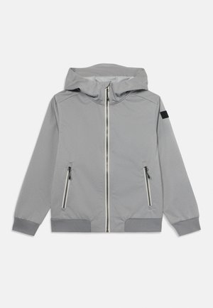 Szara kurtka zapinana na zamek z kapturem, z dwoma bocznymi kieszeniami, ściągaczami przy mankietach i dolnym wykończeniu oraz gładką, lekką teksturą. Czarny akcent na rękawie.