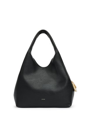 Bolso hobo de piel negra con forma suave y caída, asas redondas y un pequeño adorno decorativo en el lateral.