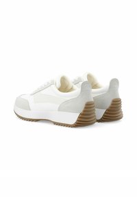 Weiße und hellgraue Sneaker mit einer glatten oberen Oberfläche, Schnürverschluss und strukturiertem, geripptem Gummisohle. Verfügt über kontrastierende Wildlederpaneele.