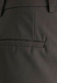 Mörka byxor med en slät yta; har en platt ficka utan synlig hårdvara; ren, professionell design.