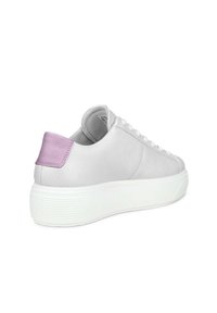 Sneaker blanc avec une finition lisse et mate, et un accent de talon lilas. Présente une semelle blanche texturée et des lacets plats. Forme arrondie.