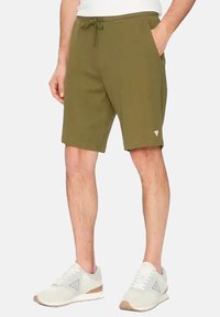 Olijfgroene shorts van zacht materiaal met een elastische tailleband en trekkoord. Voorzien van zijzakken en een klein logo-detail op de zoom.