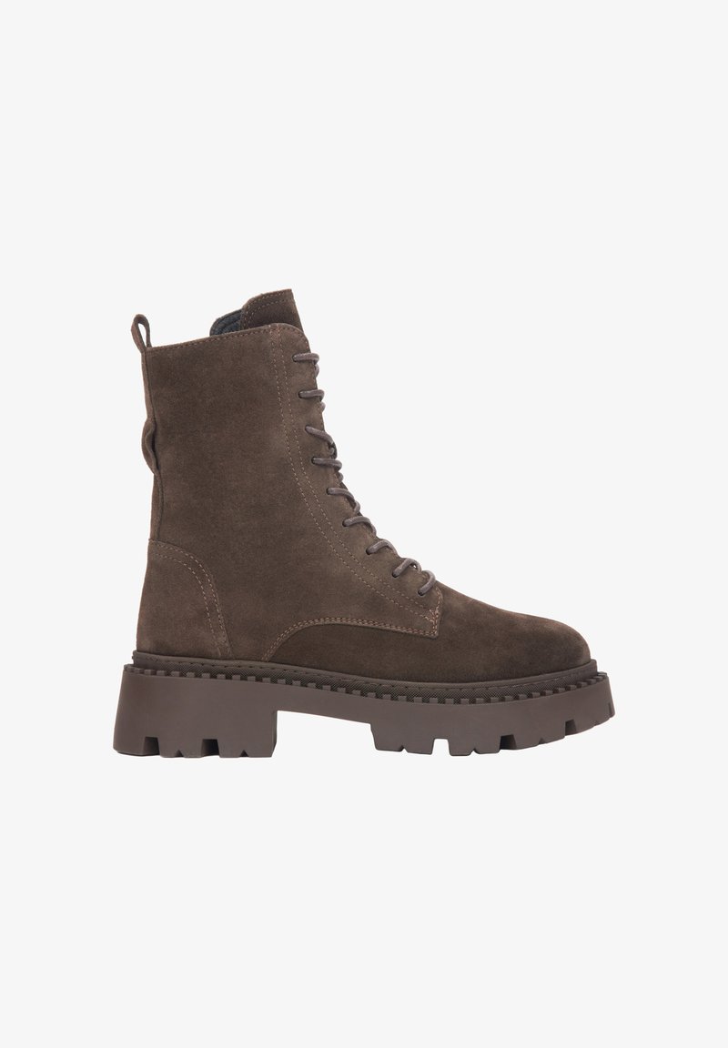 Brązowy zamszowy botek za kostkę z okrągłym noskiem, sznurowanym przodem, wyraźnym bieżnikiem podeszwy i pętelką z tyłu ułatwiającą zakładanie.