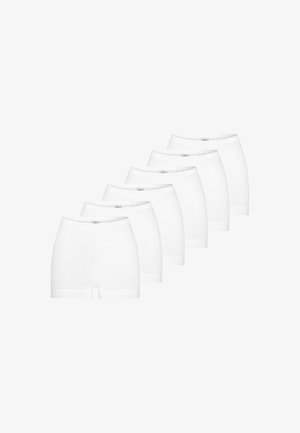 Valkoiset puuvillabokserit, joissa on sileä pinta, joustava vyötärönauha ja lyhyet lahkeet; järjestetty kuuden kappaleen riviin.