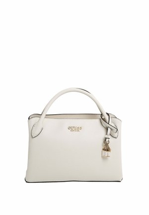 Sac à main en cuir blanc texturé avec poignées supérieures, logo doré "GUESS" et un petit porte-clés cadenas attaché à une poignée.