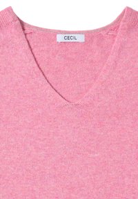 Rosa V-Ausschnitt-Pullover aus weichem, strukturiertem Stoff. Mit einem Etikett "CECIL" in der Nähe des Ausschnitts.