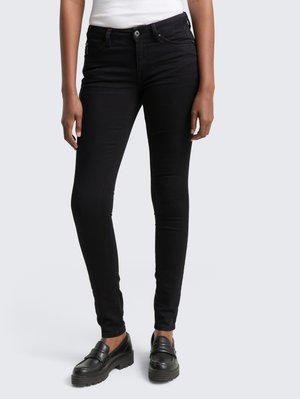 Svart skinny jeans med en jevn, elastisk tekstur. Har høy midje, en knappestengning foran og lommer på hver side.