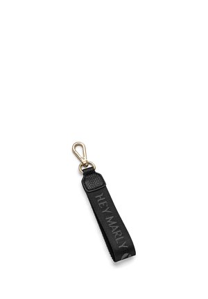 Schwarzer Stoff-Schlüsselanhänger mit einer strukturierten Lederakzent, der den Text "HEY MARLY" in einem dezenten Design zeigt, und einem goldfarbenen Metallclip.