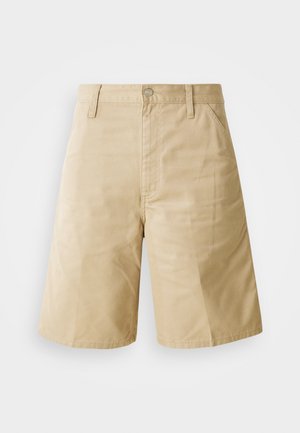 Pantalones cortos de algodón beige con un corte recto, que cuentan con un cierre de botón, cremallera y bolsillos laterales. Textura suave y detalle de pliegues en la parte delantera.