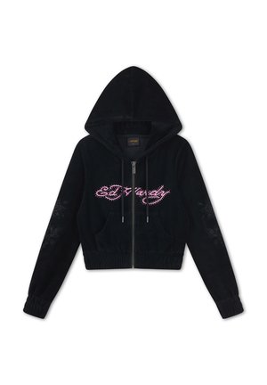 Zwarte hoodie met ritssluiting, met roze "Ed Hardy" tekst op de borst en subtiele bloemmotieven op de mouwen, voorzien van zakken aan de voorkant en een capuchon met trekkoord.