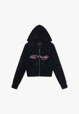 Zwarte hoodie met ritssluiting, met roze "Ed Hardy" tekst op de borst en subtiele bloemmotieven op de mouwen, voorzien van zakken aan de voorkant en een capuchon met trekkoord.
