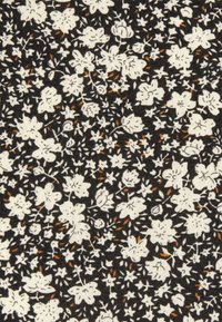 Tecido preto com um padrão floral denso e de pequena escala em branco, com toques de accentos laranja. A textura parece suave e leve.