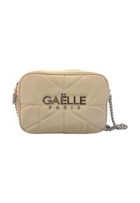 Borsa a tracolla in pelle trapuntata beige con tracolla in catena argentata e logo in metallo "GAËLLE PARIS" sul frontale.